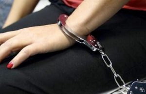 Две пьяные женщины избили полицейских, прибывших их утихомирить Две пьяные женщины избили полицейских, прибывших их утихомирить