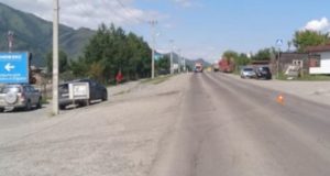 Восьмилетняя девочка попала под колеса автомобиля в Чемале