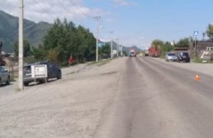 Восьмилетняя девочка попала под колеса автомобиля в Чемале