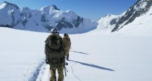 Пограничники задержали более 40 альпинистов на пути к Белухе Пограничники задержали более 40 альпинистов на пути к Белухе
