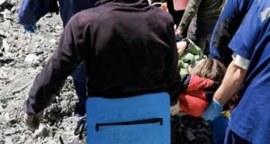 Туристка упала в расщелину в горах и сломала руку Туристка упала в расщелину в горах и сломала руку