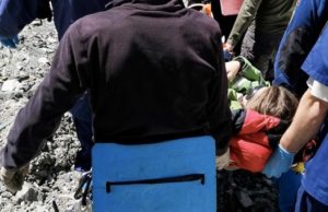 Туристка упала в расщелину в горах и сломала руку Туристка упала в расщелину в горах и сломала руку