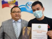 Арутай Суркашев, спасший двух человек, получил награды от администрации и казаков Арутай Суркашев, спасший двух человек, получил награды