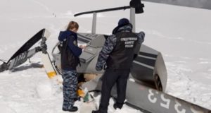 Пилот не справился с порывами ветра: первая версия «жесткой посадки» вертолета на Белухе