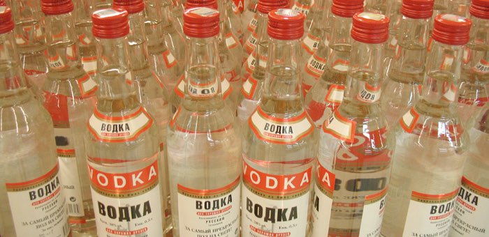 «Собирались выпить с товарищем»: 360 бутылок нелегальной водки нашли у жителя Маймы