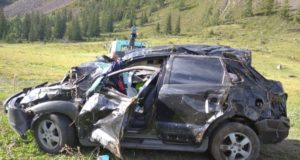 Не вписалась в поворот: молодая горожанка разбила машину на Чуйском тракте Не вписалась в поворот: молодая горожанка разбила машину на Чуйском тракте