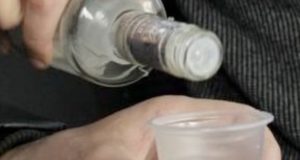 Мужчина, получивший «огнестрел» в ходе застолья, продолжал пить, пока не скончался от кровопотери Мужчина, получивший «огнестрел» в ходе застолья, продолжал пить, пока не скончался от кровопотери
