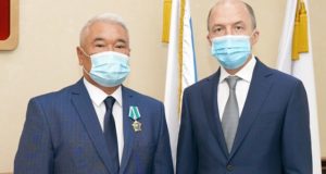 Олег Хорохордин вручил Владимиру Кончеву Орден Дружбы