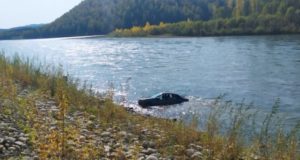 В реку Бия съехал автомобиль, водитель погиб