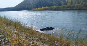 В реку Бия съехал автомобиль, водитель погиб В реку Бия съехал автомобиль, водитель погиб