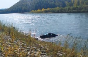 В реку Бия съехал автомобиль, водитель погиб В реку Бия съехал автомобиль, водитель погиб