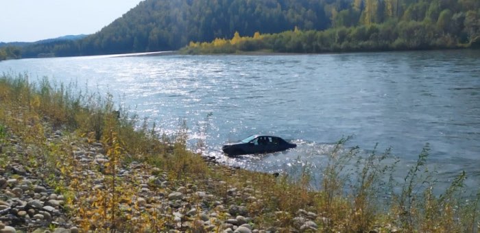В реку Бия съехал автомобиль, водитель погиб