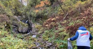 Молодогвардейцы провели субботник на Черемшанском водопаде Молодогвардейцы провели субботник на Черемшанском водопаде