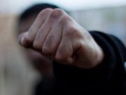 Мужчина по просьбе соседки выгонял пьяную компанию и ненароком убил ее мужа Мужчина по просьбе соседки выгонял пьяную компанию и ненароком убил ее мужа