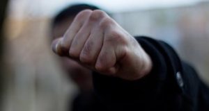 Мужчина по просьбе соседки выгонял пьяную компанию и ненароком убил ее мужа Мужчина по просьбе соседки выгонял пьяную компанию и ненароком убил ее мужа