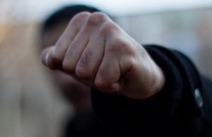 Мужчина по просьбе соседки выгонял пьяную компанию и ненароком убил ее мужа Мужчина по просьбе соседки выгонял пьяную компанию и ненароком убил ее мужа