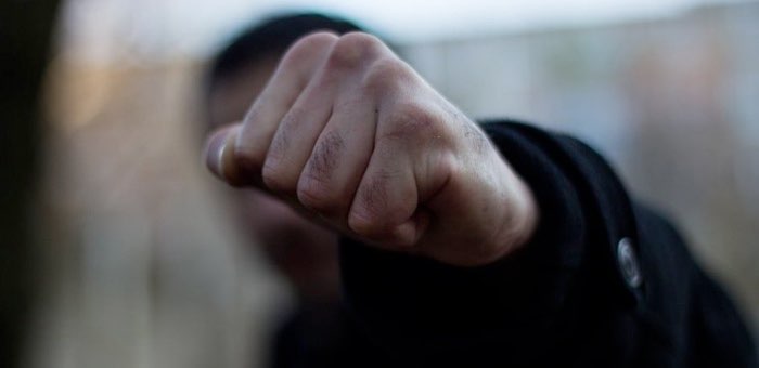Мужчина по просьбе соседки выгонял пьяную компанию и ненароком убил ее мужа