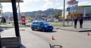 Девушка сбила пожилую горожанку на парковке торгового центра Девушка сбила пожилую горожанку на парковке торгового центра