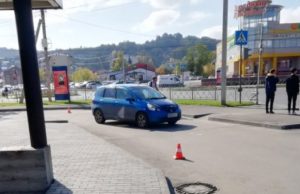 Девушка сбила пожилую горожанку на парковке торгового центра Девушка сбила пожилую горожанку на парковке торгового центра