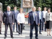 Депутаты возложили «Цветы Победы» Депутаты возложили «Цветы Победы»