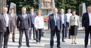 Депутаты возложили «Цветы Победы» Депутаты возложили «Цветы Победы»