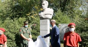 В Горно-Алтайске открыли бюст полного кавалера Ордена Славы Николая Дудина В Горно-Алтайске открыли бюст полного кавалера Ордена Славы Николая Дудина