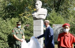 В Горно-Алтайске открыли бюст полного кавалера Ордена Славы Николая Дудина В Горно-Алтайске открыли бюст полного кавалера Ордена Славы Николая Дудина