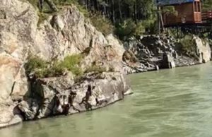 Туристка из Новосибирска попросила снять свой заплыв по Катуни на видео и утонула Туристка из Новосибирска «на камеру» утонула в Катуни