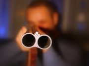 Пьяный мужчина семь раз выстрелил в родного брата и убил его Пьяный мужчина семь раз выстрелил в родного брата и убил его