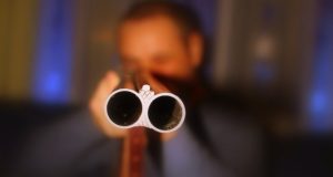 Пьяный мужчина семь раз выстрелил в родного брата и убил его Пьяный мужчина семь раз выстрелил в родного брата и убил его