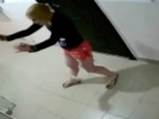 Пьяная молодая горожанка нападала на всех, кто делал ей замечания Пьяная молодая горожанка нападала на всех, кто делал ей замечания