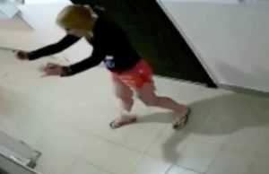 Пьяная молодая горожанка нападала на всех, кто делал ей замечания