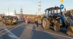 В Майме УАЗ столкнулся с трактором В Майме УАЗ столкнулся с трактором