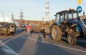 В Майме УАЗ столкнулся с трактором В Майме УАЗ столкнулся с трактором