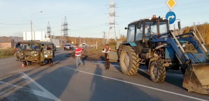 В Майме УАЗ столкнулся с трактором
