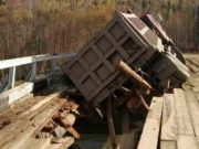 Во время движения грузовика произошло обрушение моста через реку Чуйка Во время движения грузовика произошло обрушение моста через реку Чуйка
