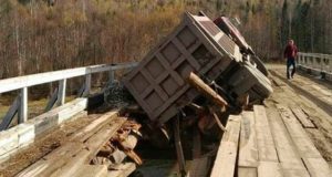 Во время движения грузовика произошло обрушение моста через реку Чуйка