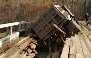 Во время движения грузовика произошло обрушение моста через реку Чуйка Во время движения грузовика произошло обрушение моста через реку Чуйка