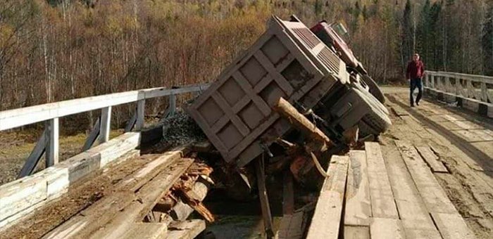 Во время движения грузовика произошло обрушение моста через реку Чуйка