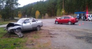 На Чемальском тракте в селе Чепош столкнулись два автомобиля На Чемальском тракте в селе Чепош столкнулись два автомобиля