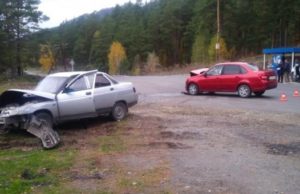 На Чемальском тракте в селе Чепош столкнулись два автомобиля На Чемальском тракте в селе Чепош столкнулись два автомобиля