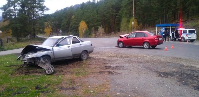 На Чемальском тракте в селе Чепош столкнулись два автомобиля