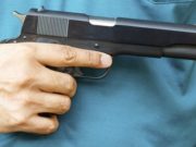 Мужчина выстрелил родственнику в живот из травматического пистолета Мужчина выстрелил родственнику в живот из травматического пистолета