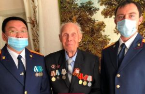 Сотрудники Следственного управления поздравили ветерана с 95-летним юбилеем Сотрудники следственного управления поздравили ветерана с 95-летним юбилеем