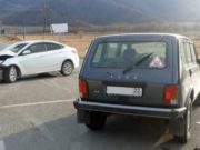 Два автомобиля не смогли разъехаться на Чуйском тракте Два автомобиля не смогли разъехаться на Чуйском тракте