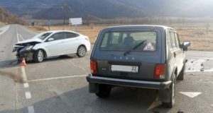 Два автомобиля не смогли разъехаться на Чуйском тракте Два автомобиля не смогли разъехаться на Чуйском тракте