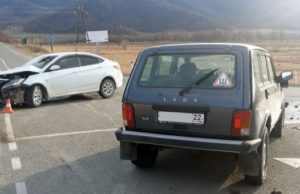 Два автомобиля не смогли разъехаться на Чуйском тракте Два автомобиля не смогли разъехаться на Чуйском тракте