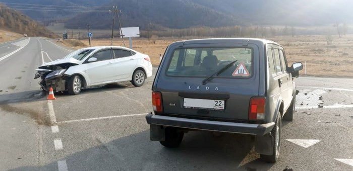 Два автомобиля не смогли разъехаться на Чуйском тракте
