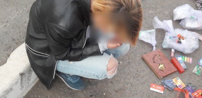 16-летнюю школьницу поймали на закладке наркотиков в Горно-Алтайске