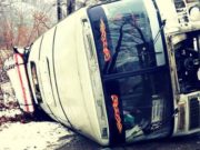 Автобус перевернулся в результате ДТП около Соузги Автобус перевернулся в результате ДТП около Соузги